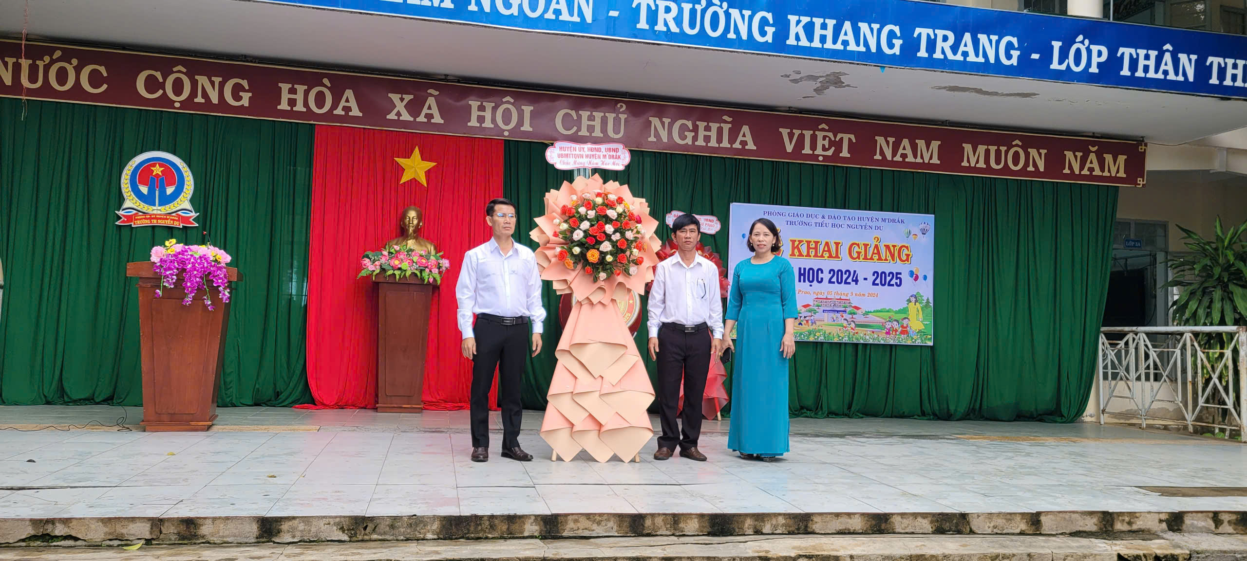 Đại diện ubnd huyện ủy mdrak gửi hoa chúc mừng khai giảng