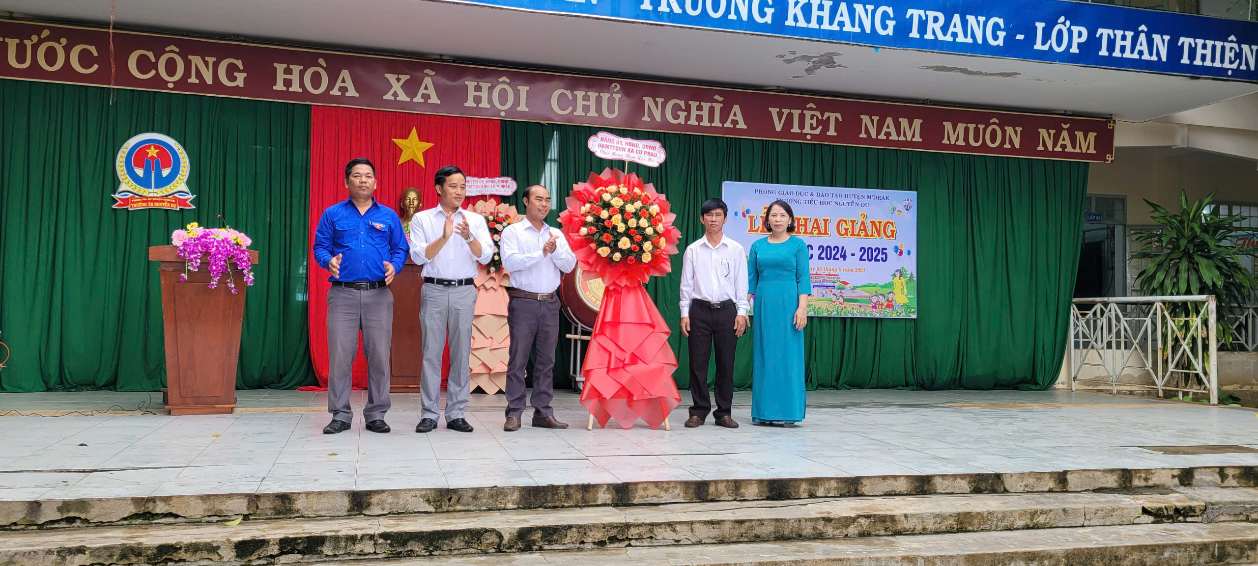 Đại diện các ban ngành xã nhà mừng hoa chúc mừng
