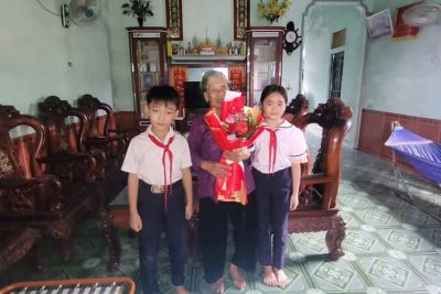 Kỷ niệm 80 năm ngày thành lập QĐND Việt Nam nhà trường và liên đội đã tổ chức dâng hương và trao quà cho 1 số gia đình có công với cách mạng.